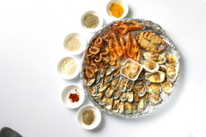 seafoods in a circular basket